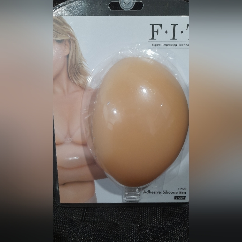 Fit adhesive bra